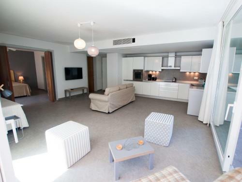 1 Bedroom Seafront Apart W/pool, Garden, Free Wifi