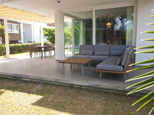 1 Bedroom Seafront Apart W/pool, Garden, Free Wifi