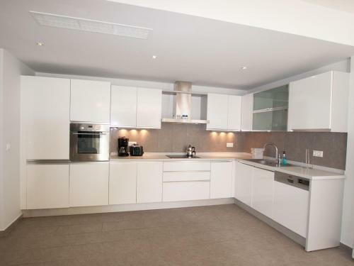 1 Bedroom Seafront Apart W/pool, Garden, Free Wifi