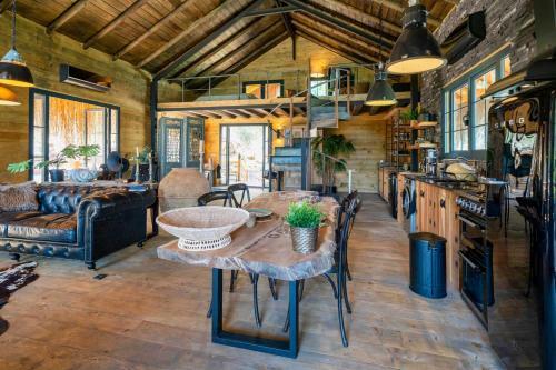 Villa Enchanting Forest Cottage With Lake View