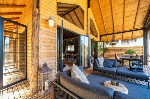 Villa Enchanting Forest Cottage With Lake View