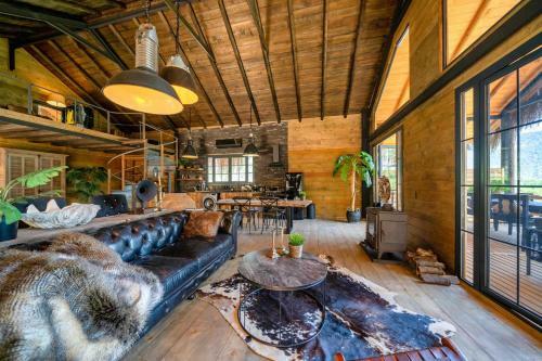 Villa Enchanting Forest Cottage With Lake View