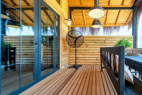 Villa Enchanting Forest Cottage With Lake View