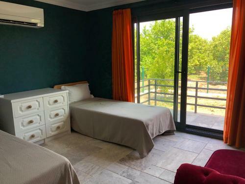 4 Ki?ilik, 800 M2 Bah�e ?�erisinde, M�stakil Ev