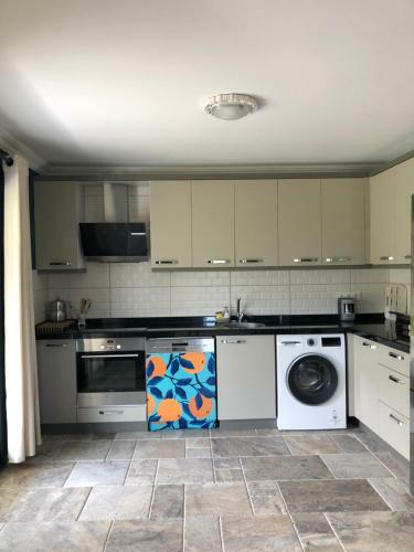 4 Ki?ilik, 800 M2 Bah�e ?�erisinde, M�stakil Ev