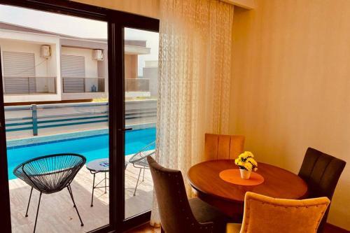 Kusadasi'nda Havuzlu L�x Villa Miray B2