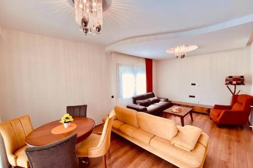 Kusadasi'nda Havuzlu L�x Villa Miray B2