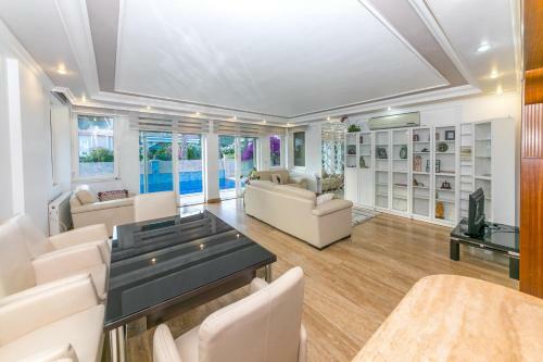 Villa Mo Daily Weekly Rentals