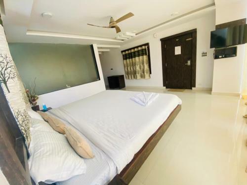 Hotel Staymaker Lake Residency