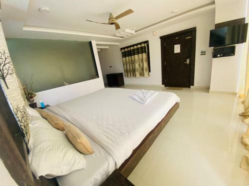 Hotel Staymaker Lake Residency