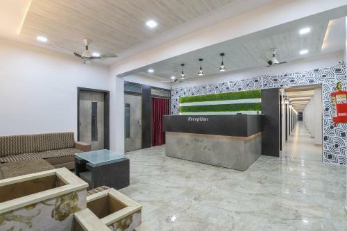 Oyo 49471 Hotel Cm Palace