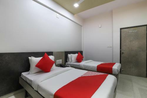 Oyo 49471 Hotel Cm Palace