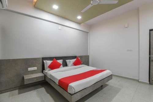 Oyo 49471 Hotel Cm Palace