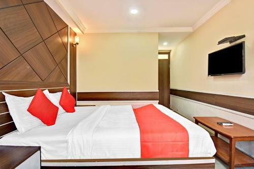Oyo 72106 Hotel Star Ldh