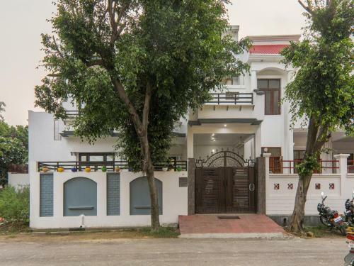 Hotel Oyo 80987 Arohi Homes