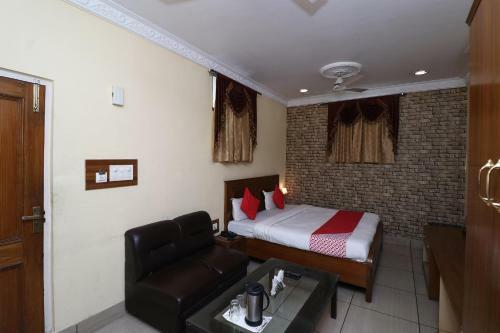 Collection O 30858 Hotel Sp Rooms