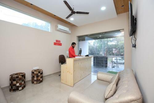 Oyo 27743 Hotel Platina