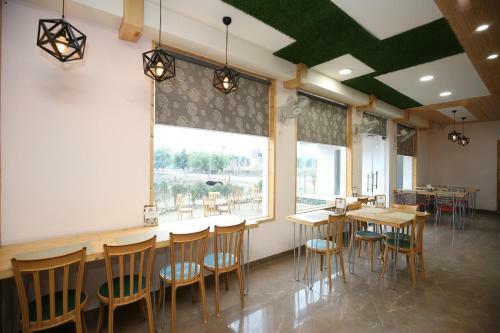 Oyo 27743 Hotel Platina