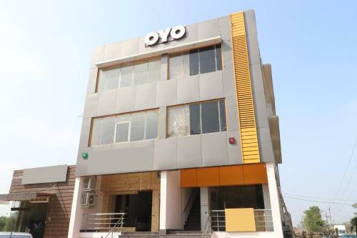 Oyo 27743 Hotel Platina