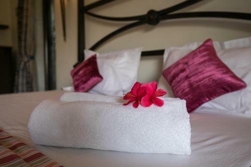 Stayvista At Shiraz Villa