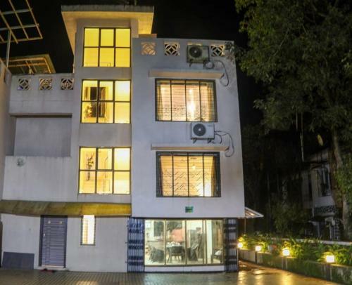 Luxury Ashhville 4 Bhk Pool+lawn Villa
