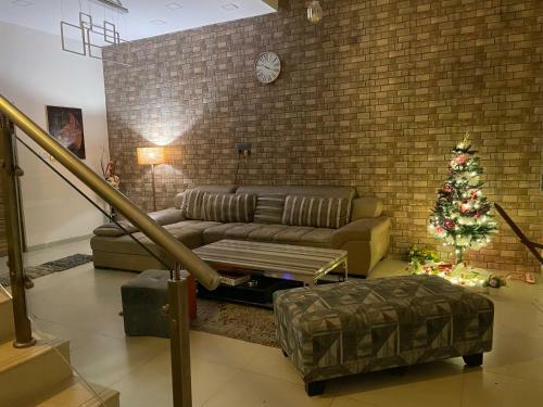 Luxury Ashhville 4 Bhk Pool+lawn Villa
