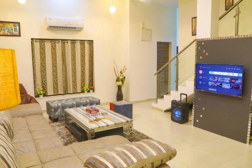 Luxury Ashhville 4 Bhk Pool+lawn Villa
