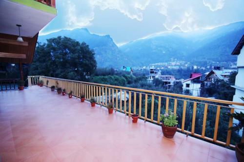 3br Woodstone Cottage With Kitchen Balcony Wifi