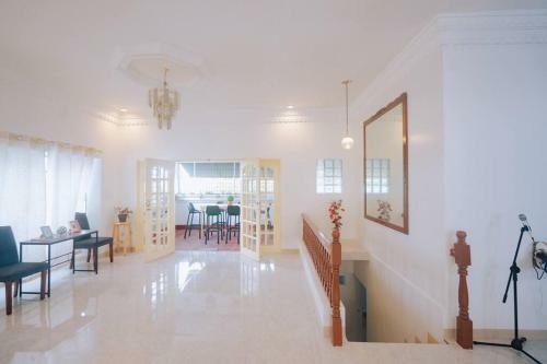 Tipolo White House