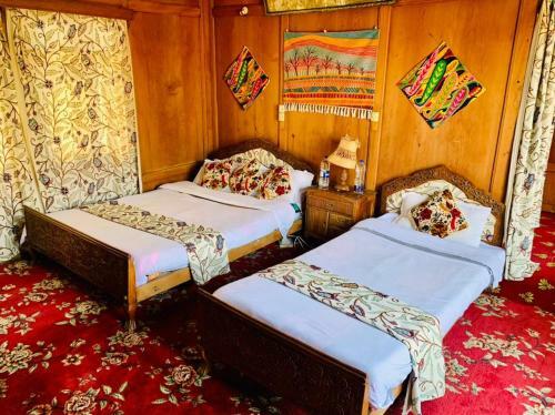Hotel Houseboat Mughal Suit