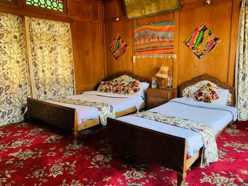 Hotel Houseboat Mughal Suit