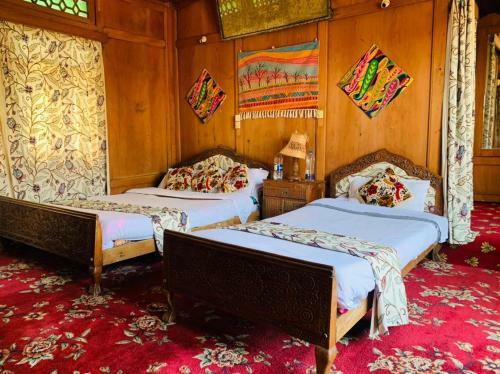 Hotel Houseboat Mughal Suit