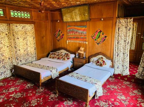 Hotel Houseboat Mughal Suit