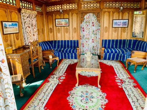 Hotel Houseboat Mughal Suit