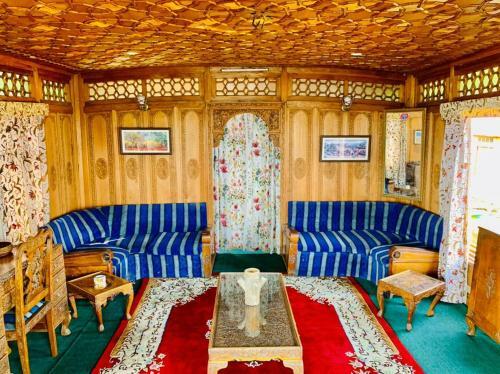 Hotel Houseboat Mughal Suit