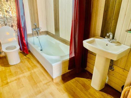 Hotel Houseboat Mughal Suit