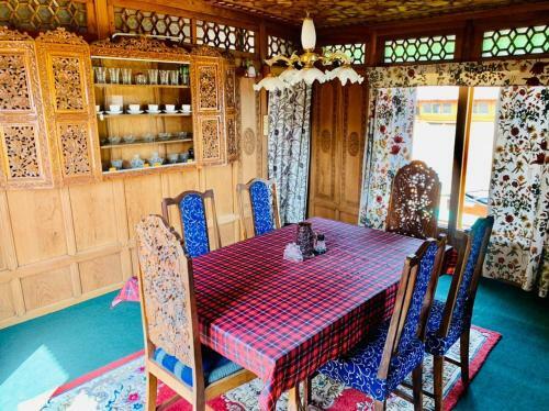 Hotel Houseboat Mughal Suit