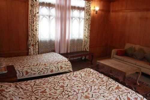 Hotel Houseboat Mughal Suit