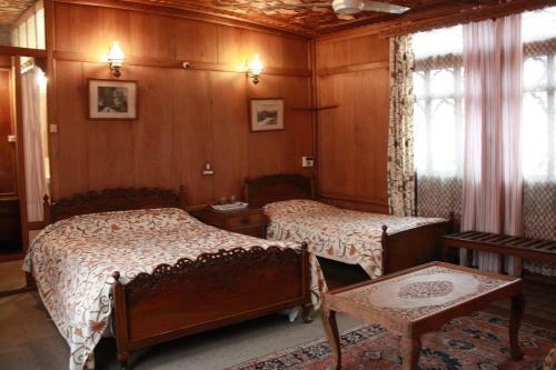 Hotel Houseboat Mughal Suit