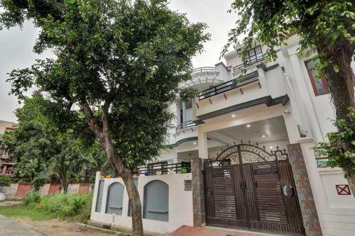 Oyo Flagship 79491 Jk Royal Hotel