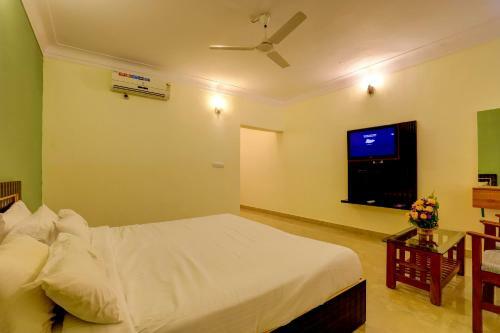 Hotel Ezzenza Royal Garden Brindavan Resort