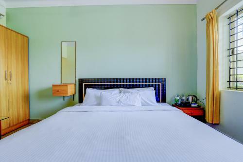 Hotel Ezzenza Royal Garden Brindavan Resort