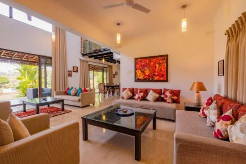 Villa River Front Home Close To Candolim