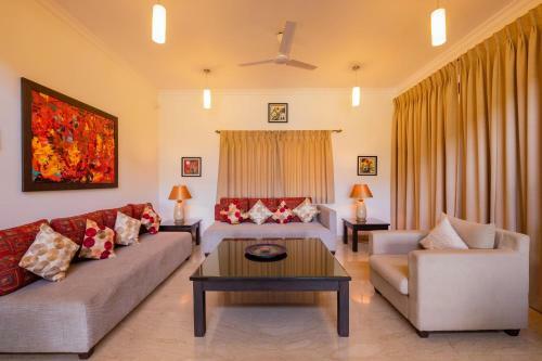 Villa River Front Home Close To Candolim