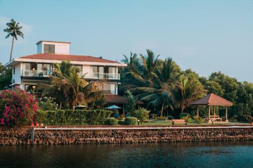 Villa River Front Home Close To Candolim