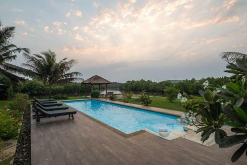 Villa River Front Home Close To Candolim