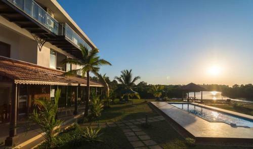 Villa River Front Home Close To Candolim