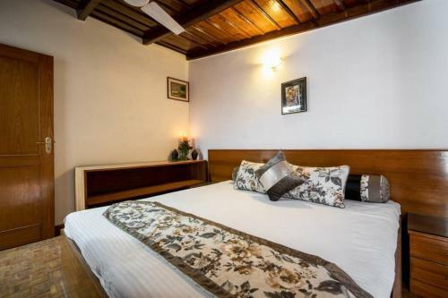 Pura Vida, Apartment Overlooking Nainital Lake