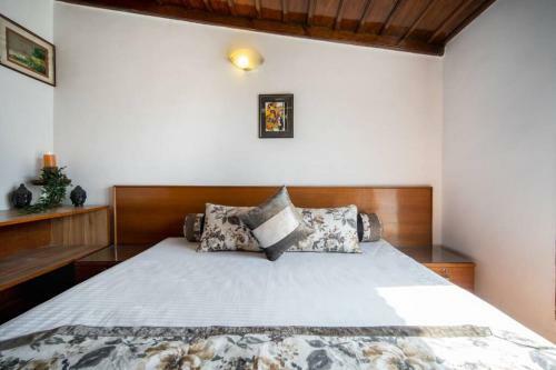 Pura Vida, Apartment Overlooking Nainital Lake