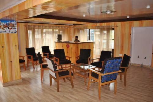 Hostal Hotel Crown Pine